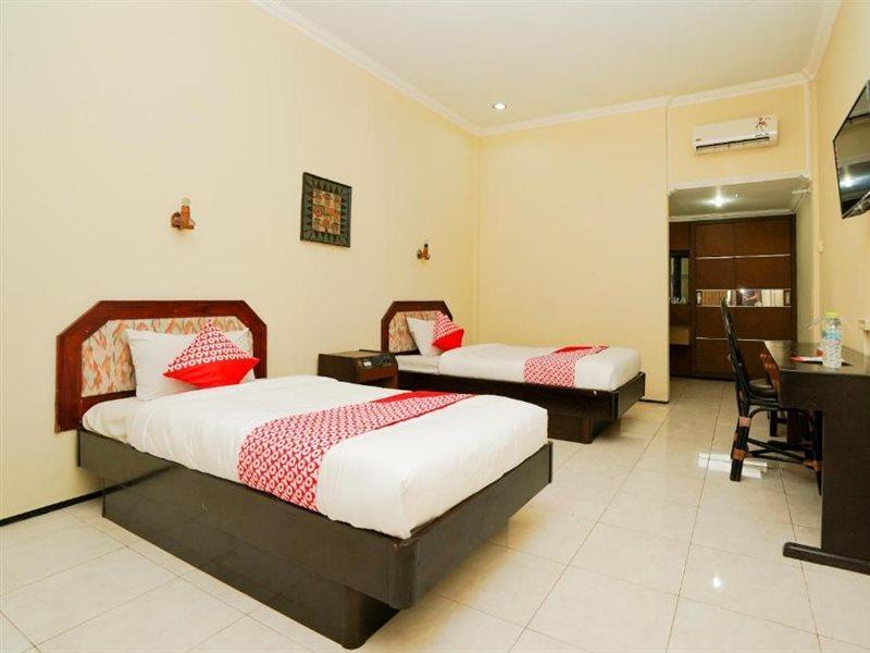 Oyo 1652 Hotel Tampiarto Probolinggo Dış mekan fotoğraf