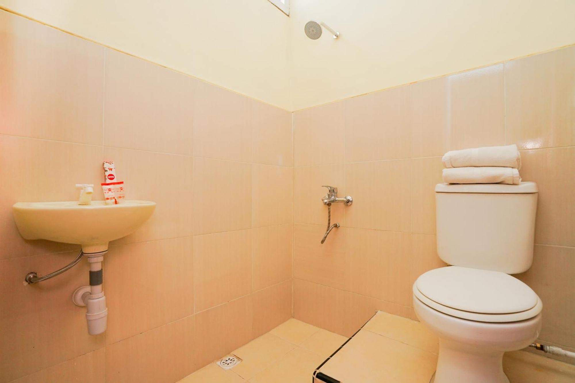 Oyo 1652 Hotel Tampiarto Probolinggo Dış mekan fotoğraf